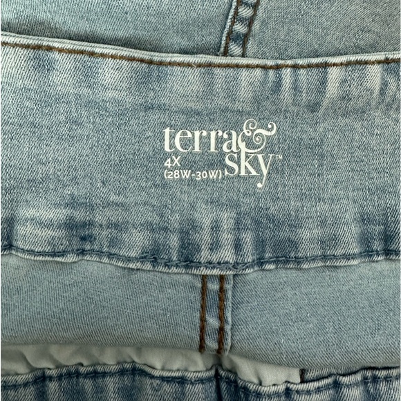 Terra & Sky Light Wash Bermuda Shorts - Picture 3 of 4